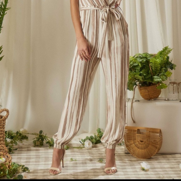 NWT Tan & White Striped V Neck Tie Back Jumpsuit With Pockets - Picture 5 of 9